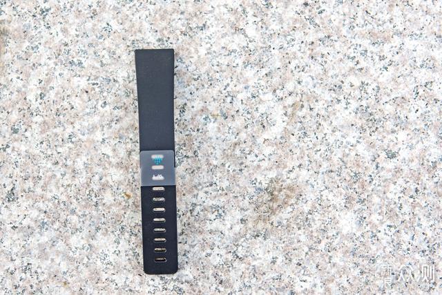 今年入手的Fitbit Versa智能手表_新浪众测