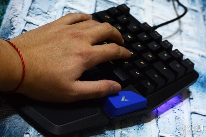 单手机械键盘是一种什么样的游戏体验？_新浪众测