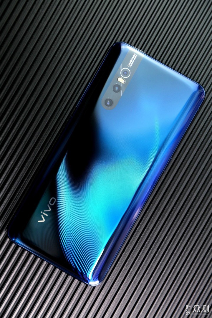 隐藏式摄像头的vivo X27雀羽蓝体验_新浪众测