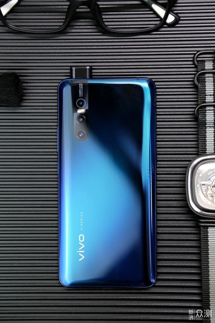 隐藏式摄像头的vivo X27雀羽蓝体验_新浪众测