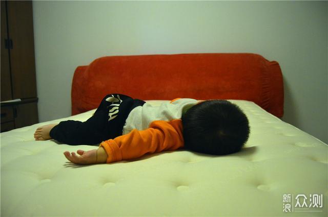 孩子的床垫选择要慎重，太软or太硬都不行！_新浪众测