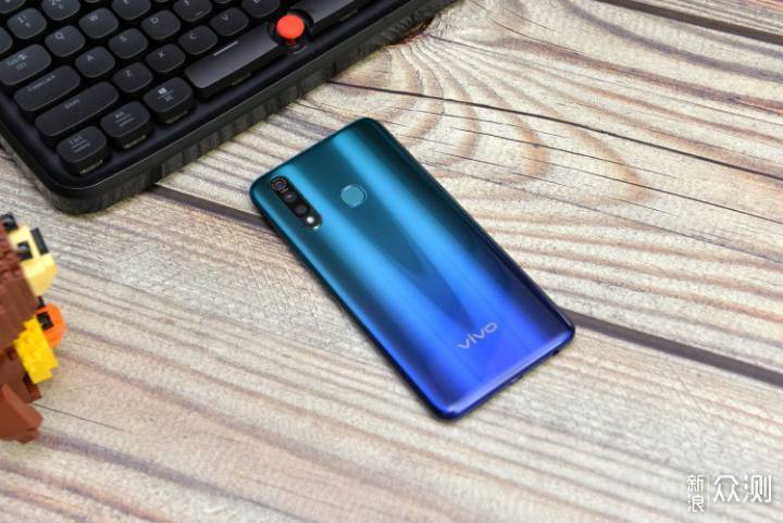 vivo z5x评测，好看又能打_新浪众测