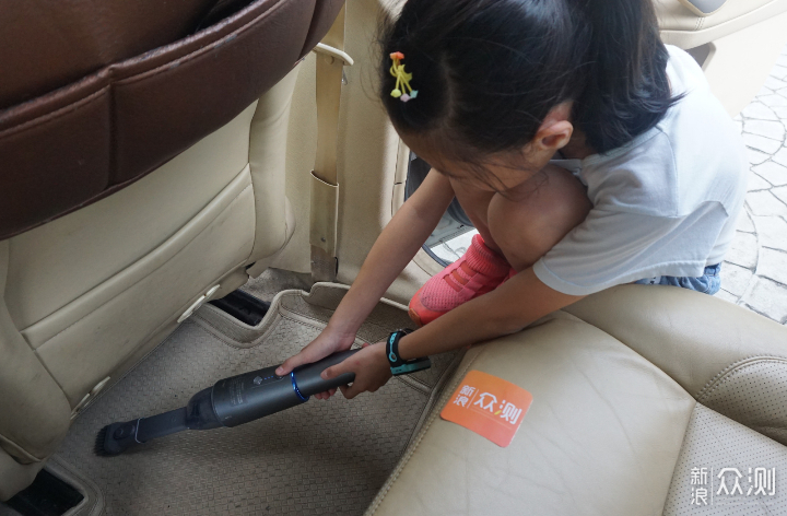 车内的清洁由女儿负责，因为摩飞便携吸尘器！_新浪众测