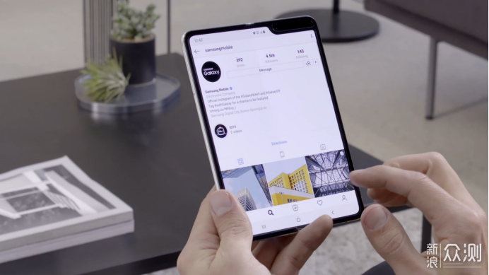 对折叠屏手机两种不同态度，三星或应背锅！_新浪众测