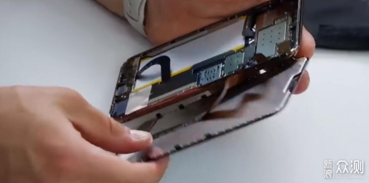 新款iPhone确认内存、电池信息，最高6G运存！_新浪众测