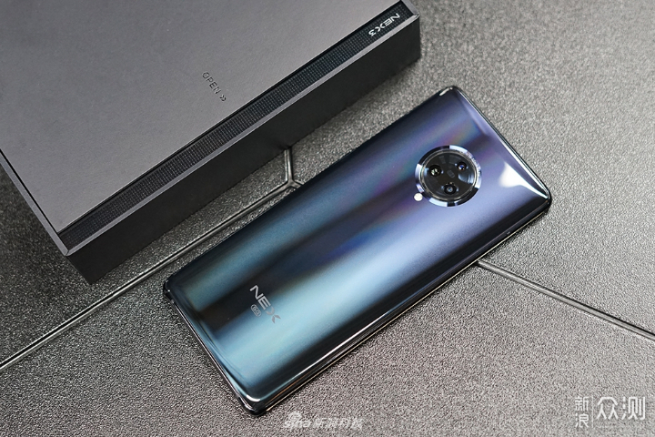 正面整块都是屏 vivo NEX 3深空流光配色图赏_新浪众测