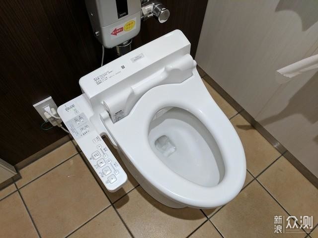 日本公厕使用智能马桶盖