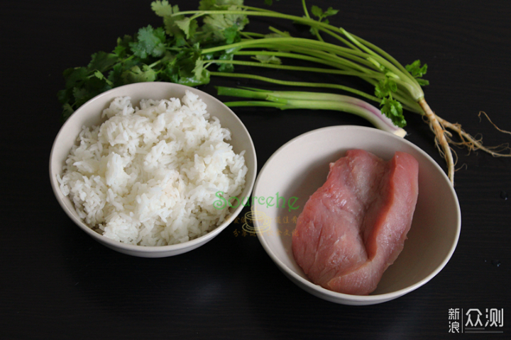 剩饭别做炒饭，换一个花样熬成粥，鲜香味美！_新浪众测