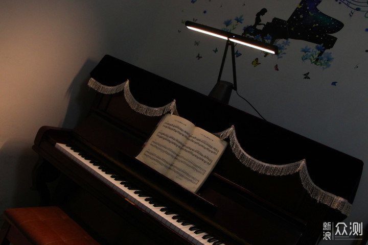 让钢琴亮一点·明基智能LED钢琴灯_新浪众测
