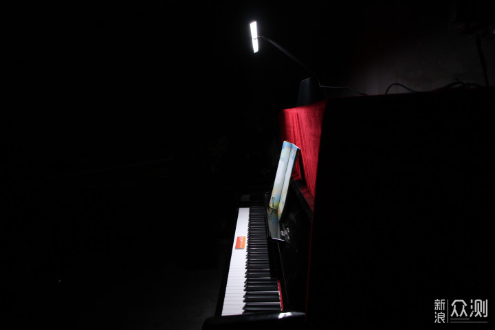 让钢琴亮一点·明基智能LED钢琴灯_新浪众测