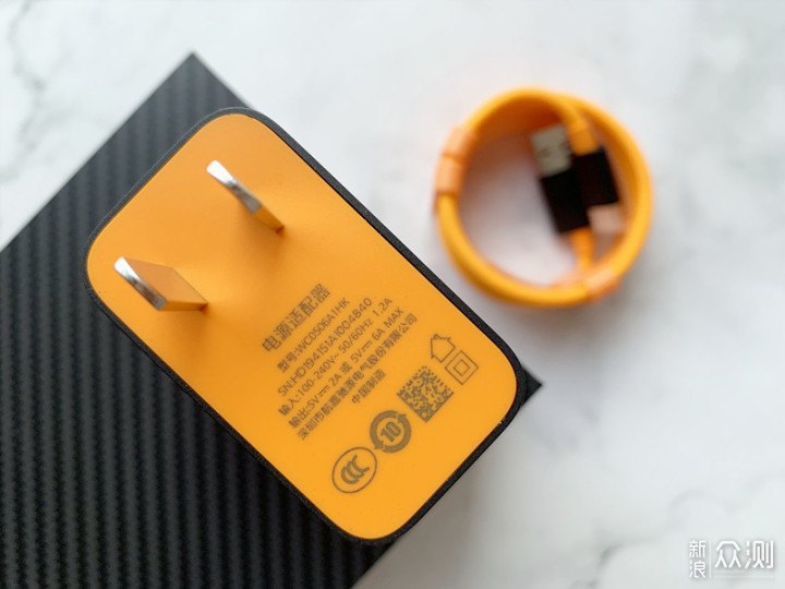 type-c充电线与电源适配器同样做了橙色设计.