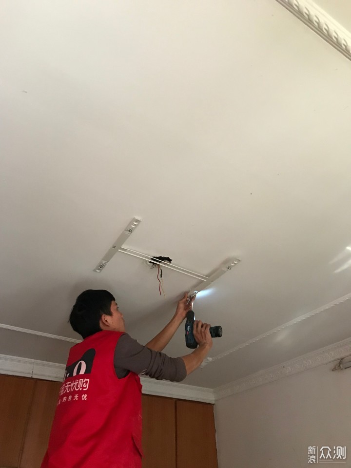安装支架 我加这个石膏吊顶的骨架找的很不容易啊,最后只能斜这一点