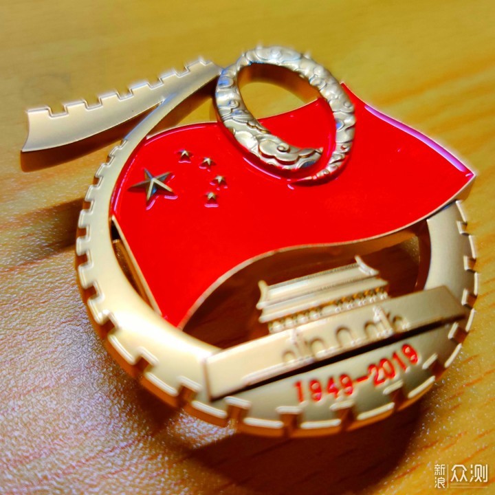 背后有"庆祝中华人民共和国70周年阅兵标志徽"的字样.