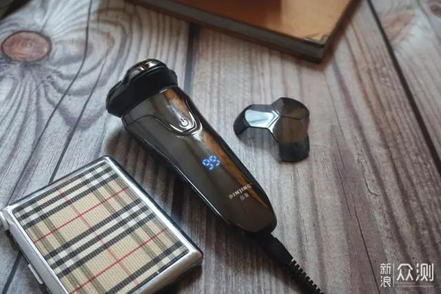 底部的是一个专用的充电接口,这种接口用在理发器和剃须刀上比较常见