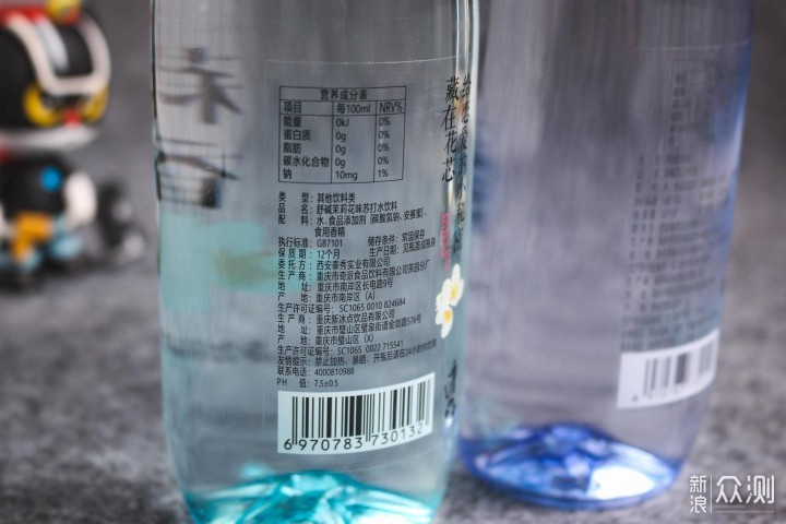 一瓶水的容量为385ml,属于无气苏打水,配料中明确标注除了水,碳酸氢