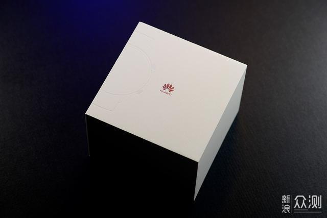 白色的盒子,与高端手表的盒子一致,但更大一些,因为还有充电器等配件.