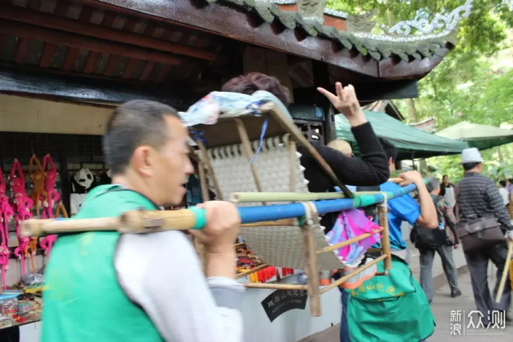 地主婆一样炫耀坐滑竿的女人,她真当自己是黄世仁他妈了,相当的招摇