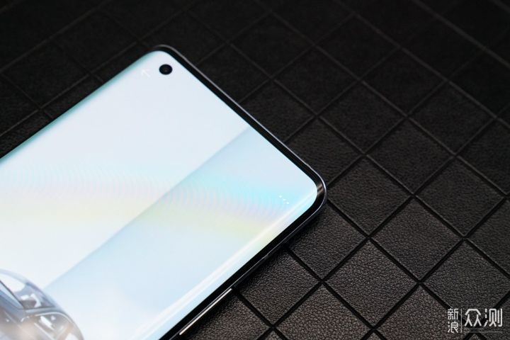 为了减轻手机重量,vivo x50 pro采用了挖孔设计,屏幕左上角有一颗3200