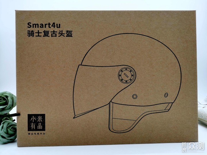 在骑士安全帽的外包装左上角便是smart 4u骑士复古头盔的logo以及汉字