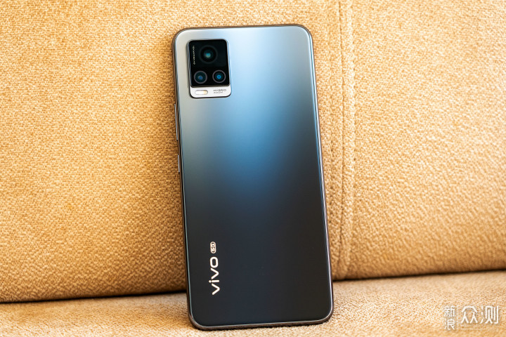 最美自拍手机vivo s7:最轻薄最美的5g手机