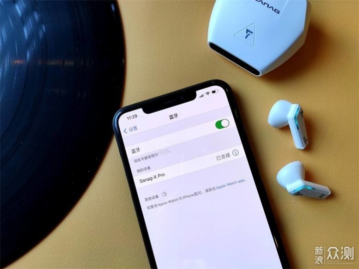 x pro无线蓝牙耳机第一次连接需要将耳机从充电盒中取出,在手机蓝牙中