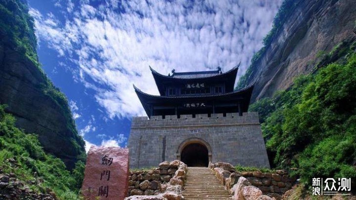 这里景点包括剑门关楼,剑山七十二峰,石笋峰,双穿洞,照壁峰,仙女桥