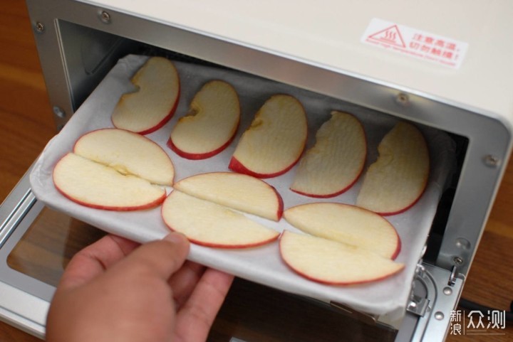 烤苹果片,把苹果切片,用烤箱烤着吃,也是不错的选择,整个口感完全不一