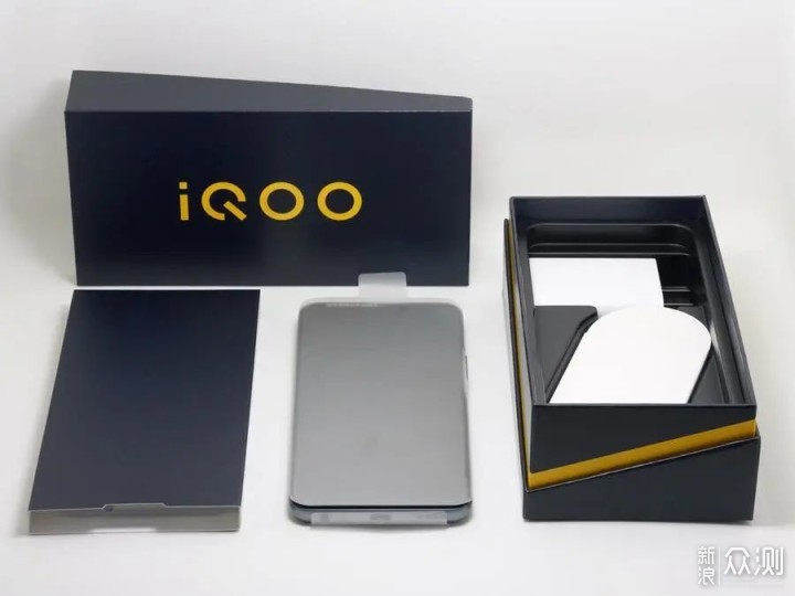 先来看看neo5 活力版的第一印象,不知不觉中,iqoo已确立包装盒的设计