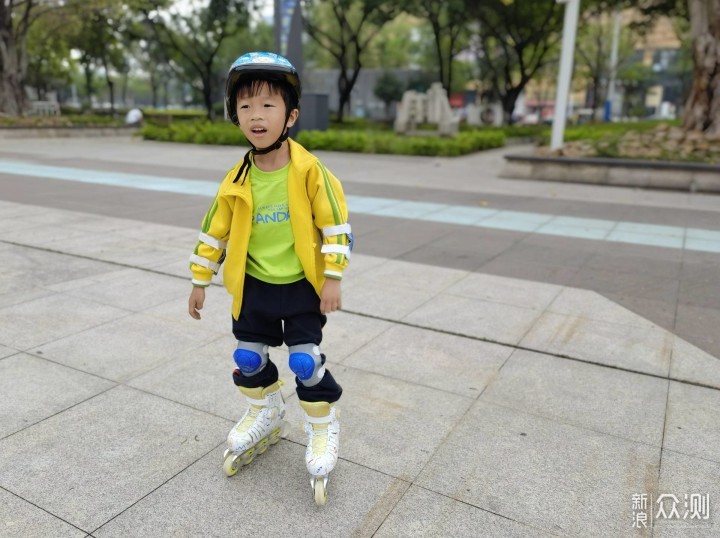儿童轮滑鞋竞滑体验:小小少年,自信滑行_新浪众测