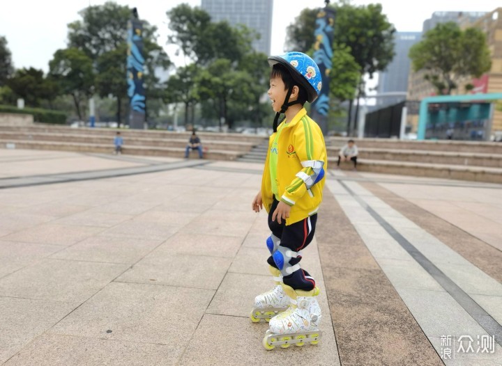儿童轮滑鞋竞滑体验:小小少年,自信滑行_新浪众测
