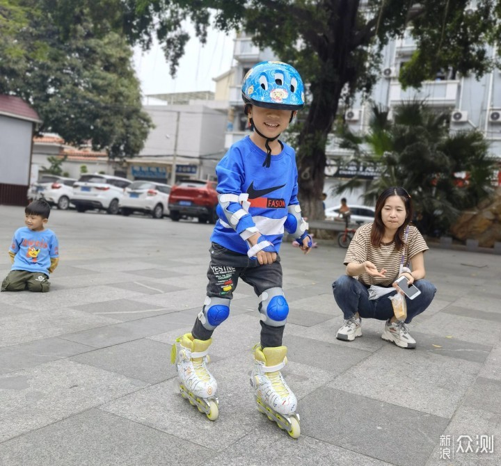 儿童轮滑鞋竞滑体验小小少年自信滑行