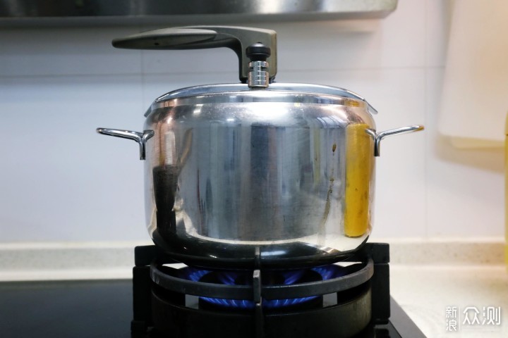 蒸煮炖自用压力锅横评,传统电子哪种更好用?