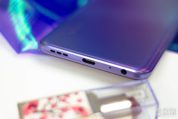 它采用的是双摄 手机上的vivo logo 手机右侧的音量,音量