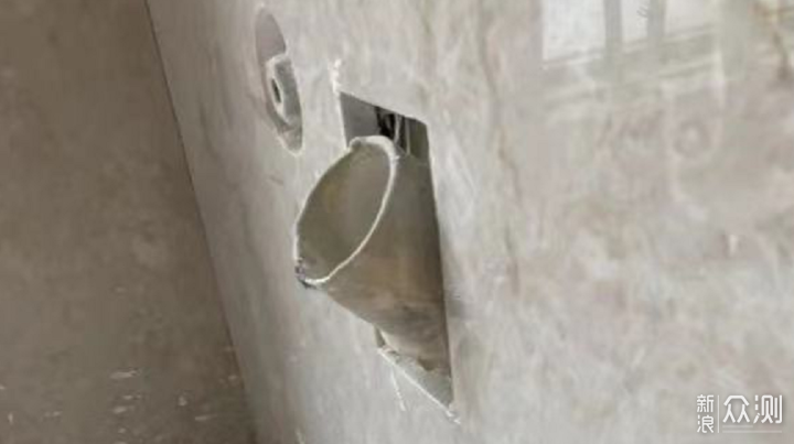 但是其实标准的墙排做法是:90度出墙 专用p型下水