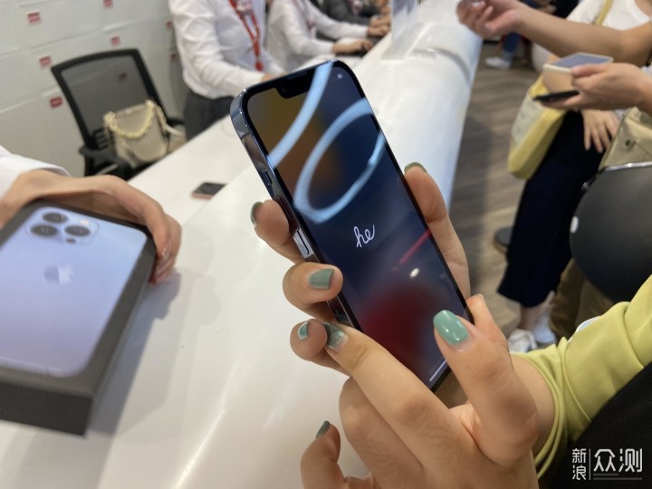 苹果iphone13宣传图片,iphone11pro宣传图 加上各大媒体的宣传,仿佛这代 iphone 13 自己抢不到就要加钱买,加钱