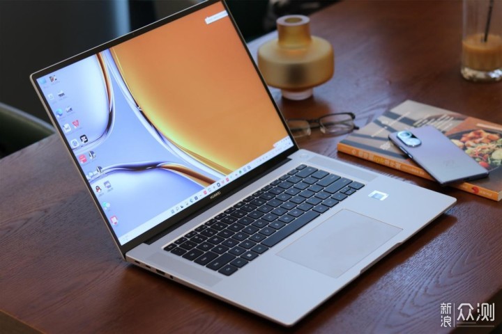 华为matebook,华为金属logo 华为matebook16s最大亮点跨终端传输很方便