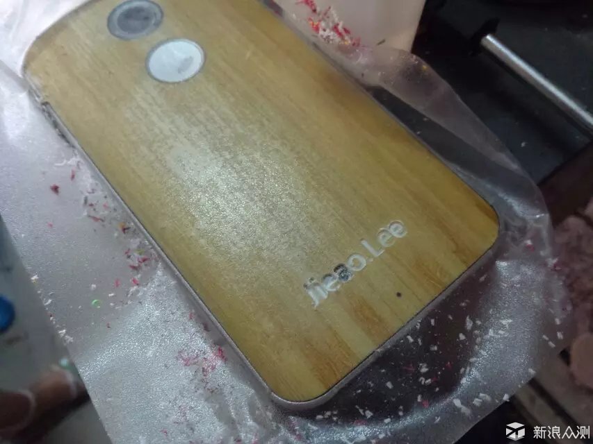 Moto X 上雕刻机，个性化原机竹壳。_新浪众测