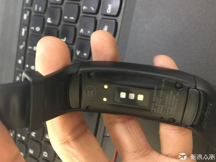 测评|三星Gear fit2 Pro手环竟能兼容iPhone_新浪众测