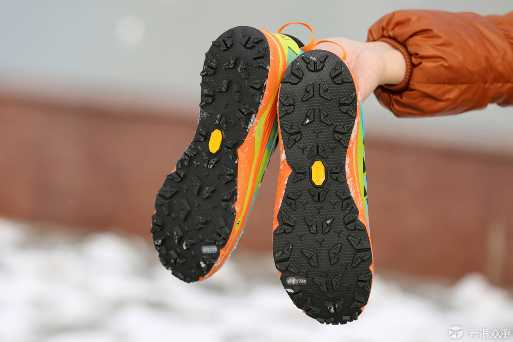空中闪电，雪中彩虹！泰尼卡雷电跑鞋体验！_新浪众测