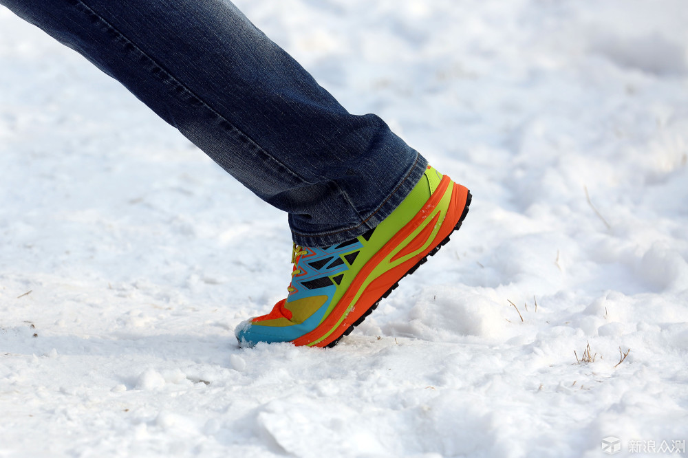 空中闪电，雪中彩虹！泰尼卡雷电跑鞋体验！_新浪众测