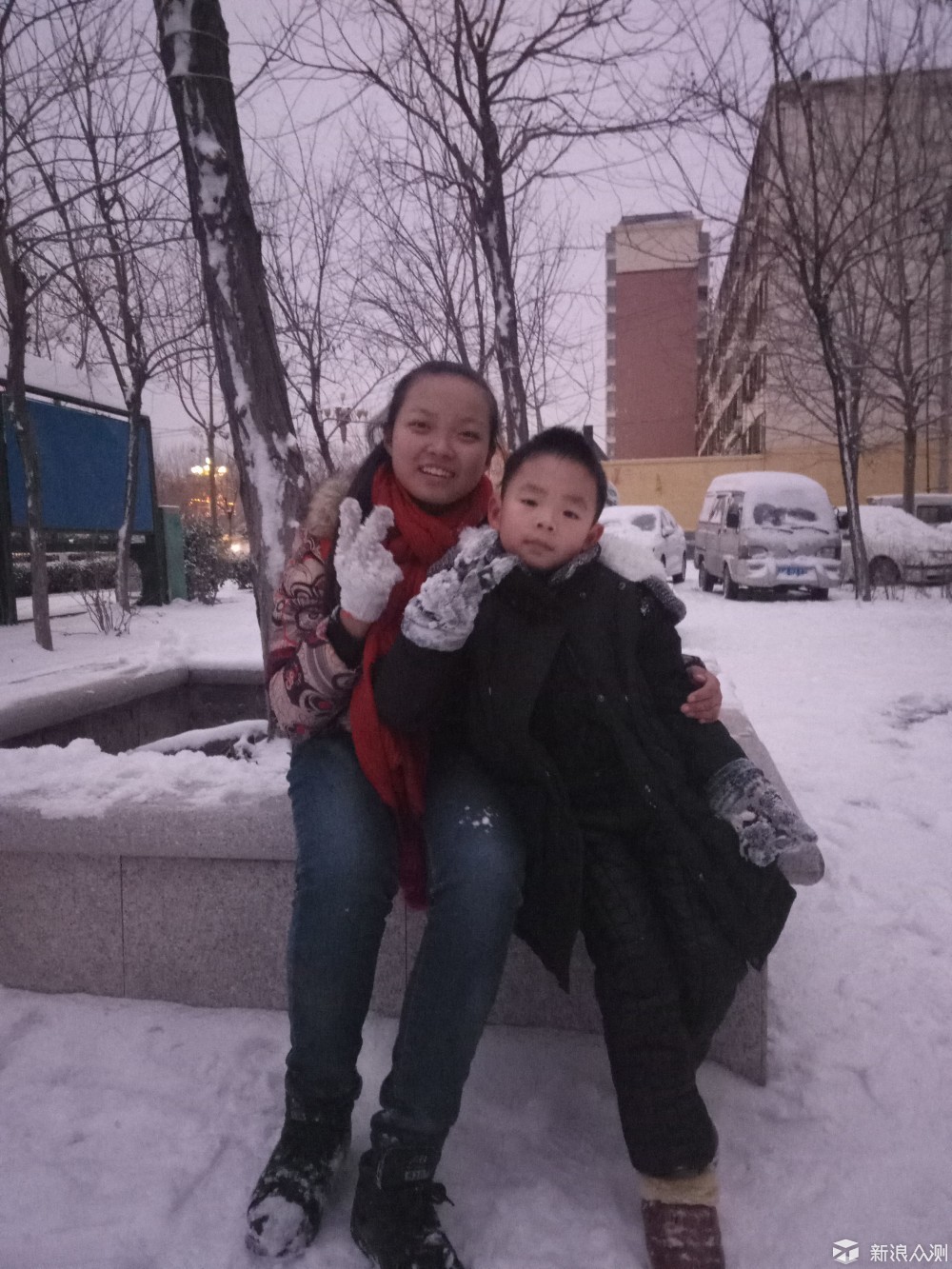 山东济宁2018年第一场雪，雪中娱乐的姐弟俩_新浪众测