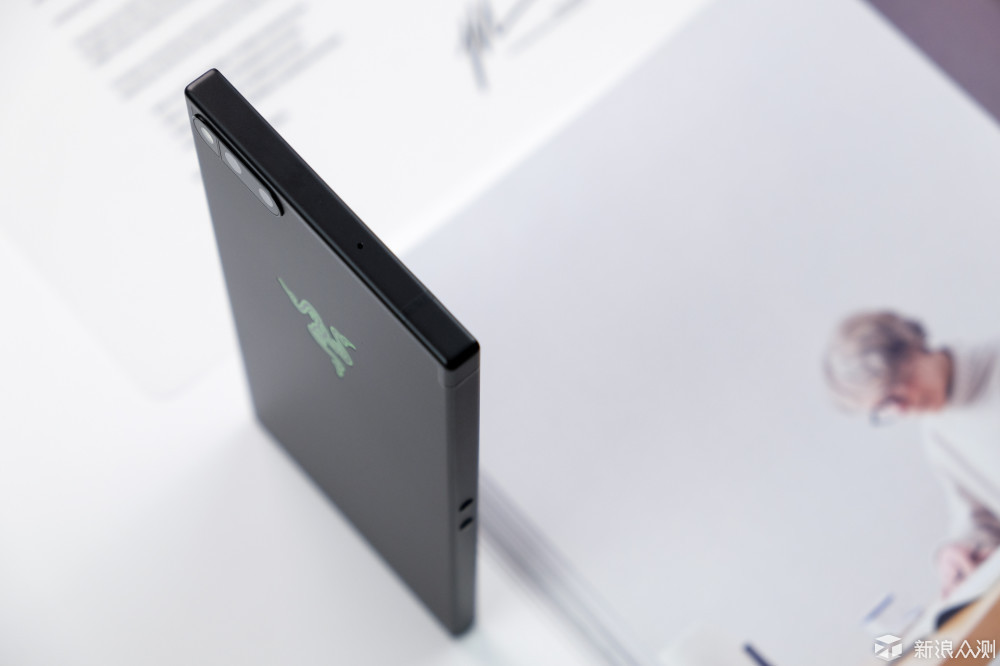 等来了灯厂的无灯信仰：Razer Phone 雷蛇手机_新浪众测