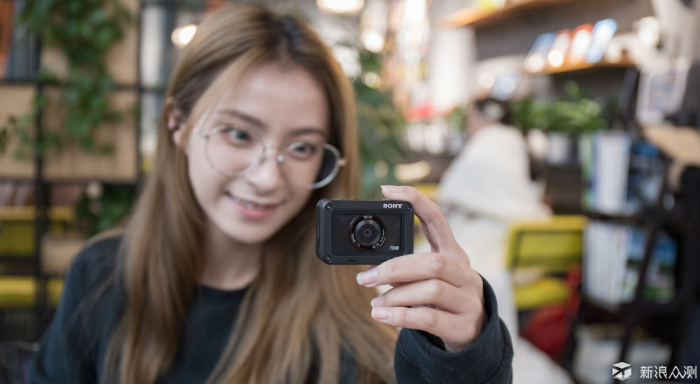 比卡片相机更小，索尼黑科技RX0相机上手。_新浪众测