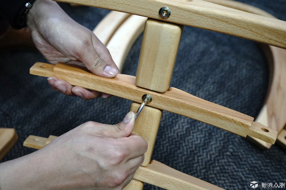 工匠传承，自己动手体验纯木沙发的拼装过程_新浪众测