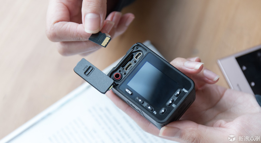 比卡片相机更小，索尼黑科技RX0相机上手。_新浪众测