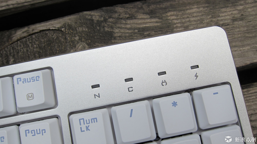 蓝牙&USB轮流上，雷柏MT700多模键盘的新玩法_新浪众测