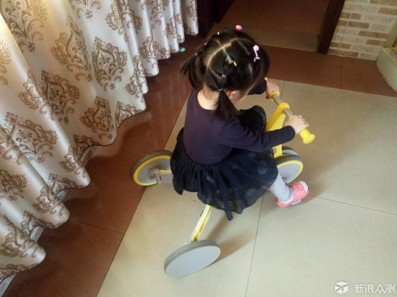 骑滑轻松切换的有趣童车，柒小佰变形车体验_新浪众测