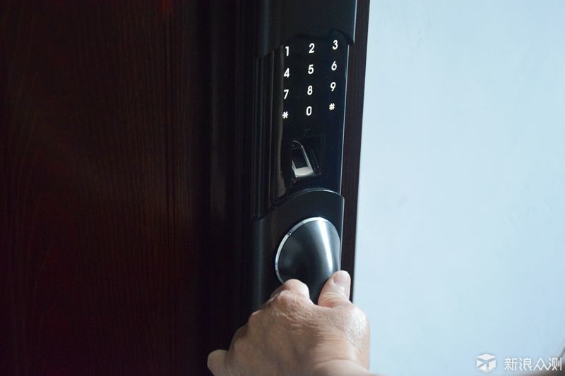 为了它我换了一扇门，德施曼T86智能指纹锁_新浪众测