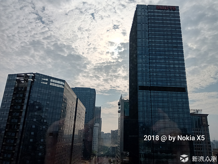 前辈砸核桃、档子弹 后辈Nokia X5强势登场_新浪众测