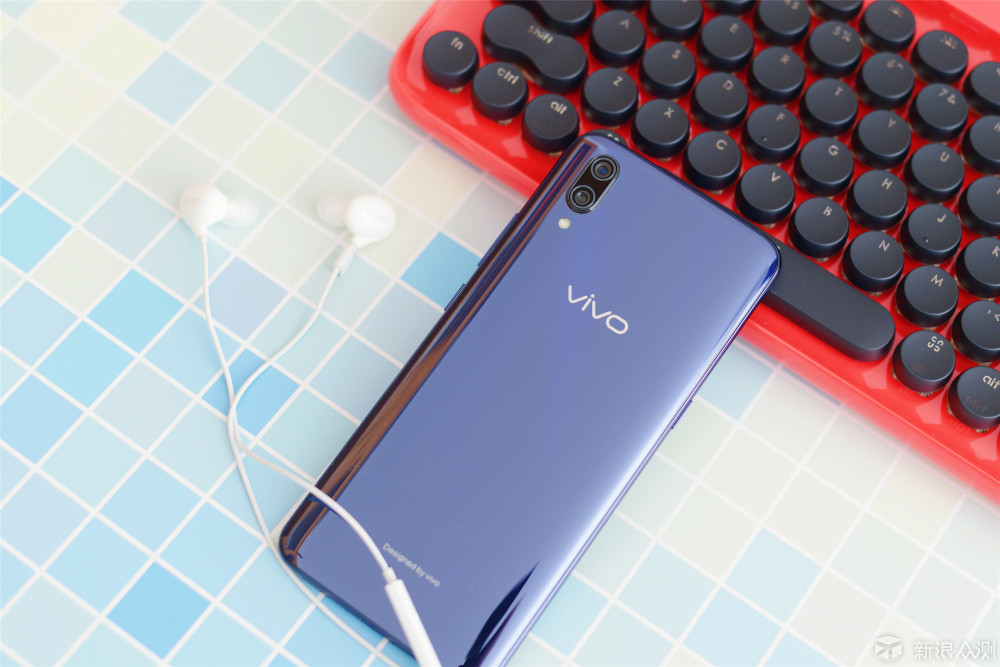 艺术生与文青的碰撞：VIVO X23对比坚果R1评测_新浪众测